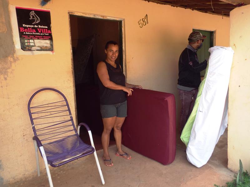 Município faz entrega de cestas de alimentos, roupas, e colchões as famílias dos Bairros Barragem e Cristo Rei - Imagem 63