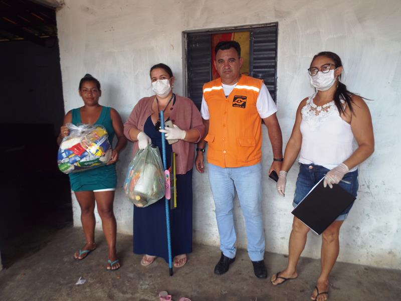 Município faz entrega de cestas de alimentos, roupas, e colchões as famílias dos Bairros Barragem e Cristo Rei - Imagem 34