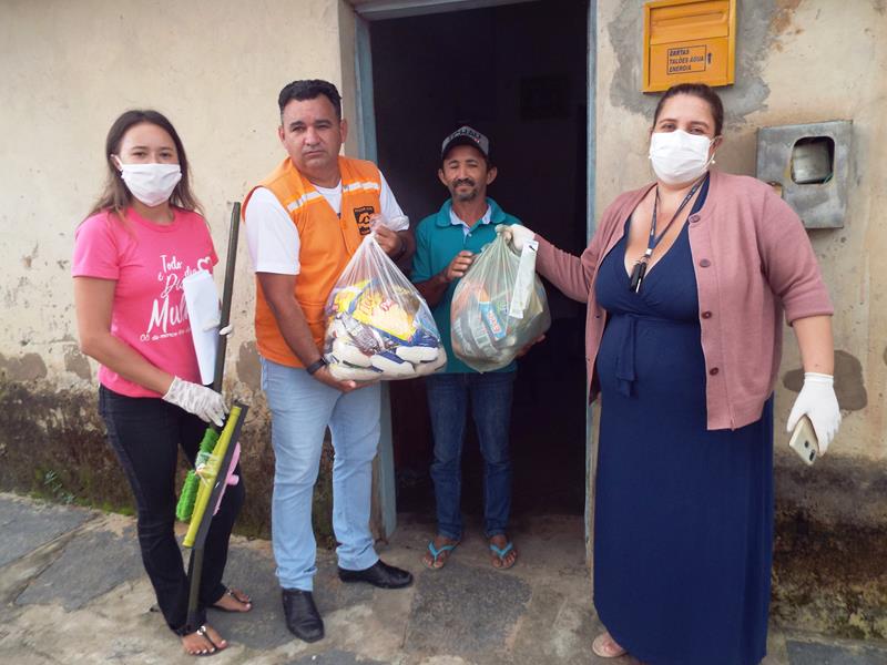 Município faz entrega de cestas de alimentos, roupas, e colchões as famílias dos Bairros Barragem e Cristo Rei - Imagem 32