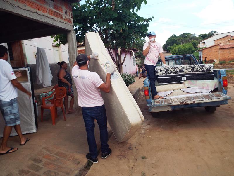 Município faz entrega de cestas de alimentos, roupas, e colchões as famílias dos Bairros Barragem e Cristo Rei - Imagem 67