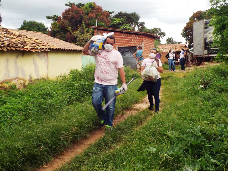 Município faz entrega de cestas de alimentos, roupas, e colchões as famílias dos Bairros Barragem e Cristo Rei - Imagem 22