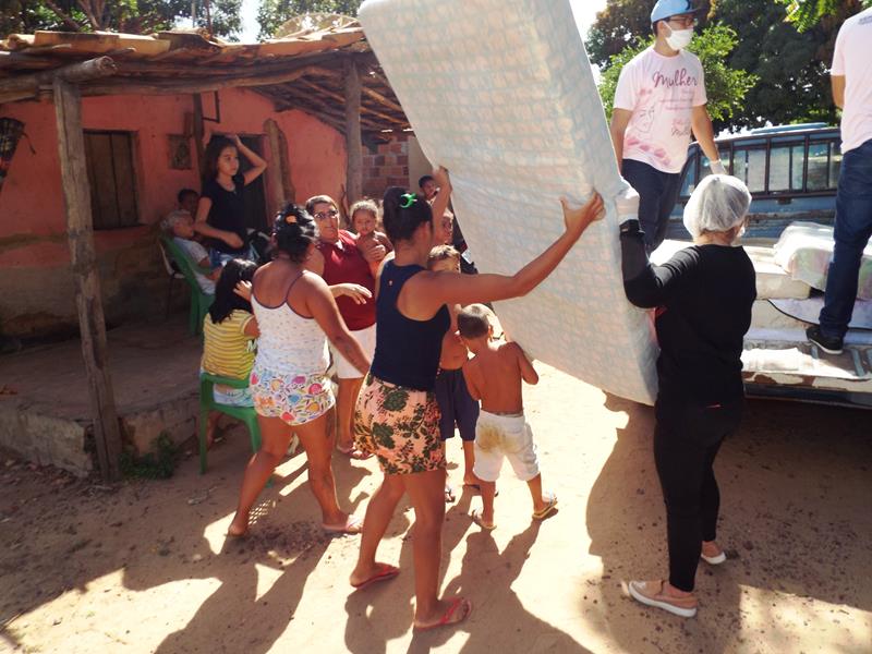 Município faz entrega de cestas de alimentos, roupas, e colchões as famílias dos Bairros Barragem e Cristo Rei - Imagem 70