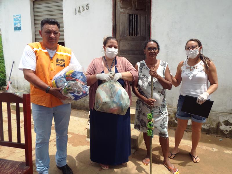 Município faz entrega de cestas de alimentos, roupas, e colchões as famílias dos Bairros Barragem e Cristo Rei - Imagem 41