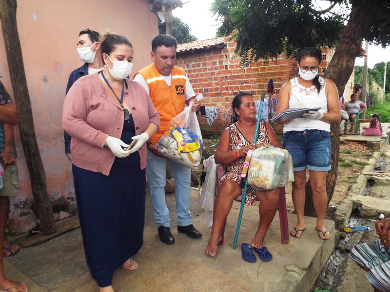 Município faz entrega de cestas de alimentos, roupas, e colchões as famílias dos Bairros Barragem e Cristo Rei - Imagem 30