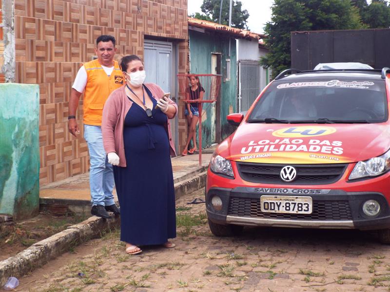 Município faz entrega de cestas de alimentos, roupas, e colchões as famílias dos Bairros Barragem e Cristo Rei - Imagem 24
