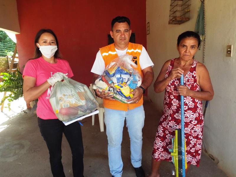 Município faz entrega de cestas de alimentos, roupas, e colchões as famílias dos Bairros Barragem e Cristo Rei - Imagem 49