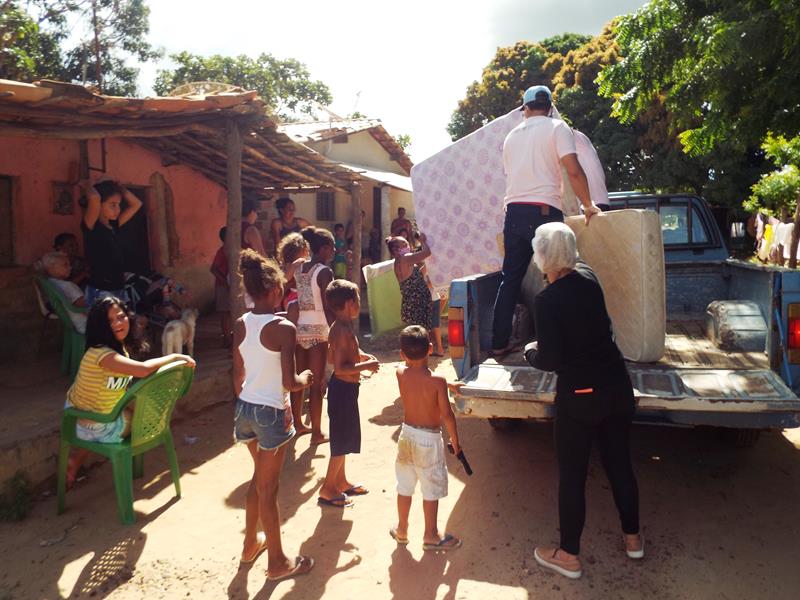 Município faz entrega de cestas de alimentos, roupas, e colchões as famílias dos Bairros Barragem e Cristo Rei - Imagem 72