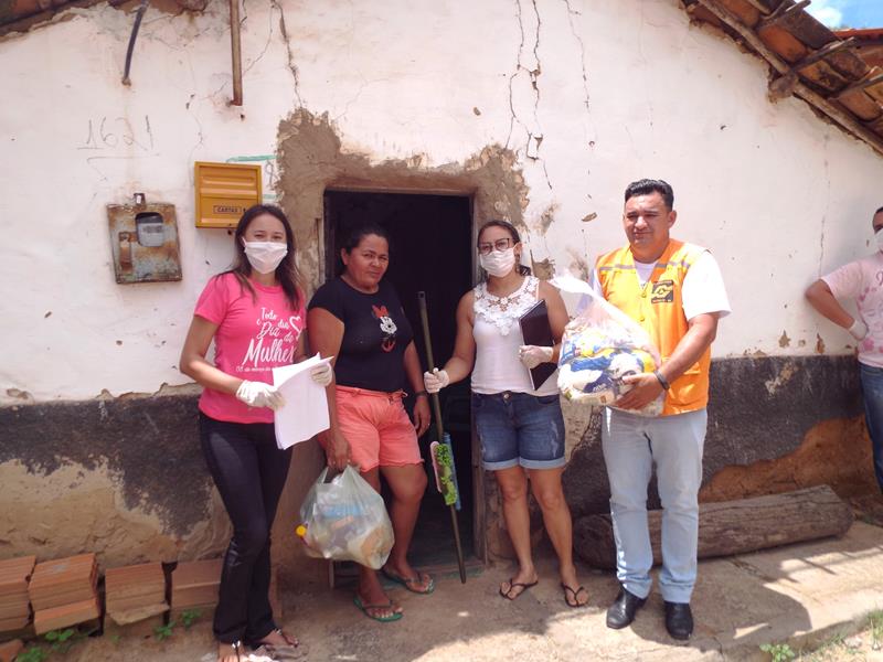 Município faz entrega de cestas de alimentos, roupas, e colchões as famílias dos Bairros Barragem e Cristo Rei - Imagem 46
