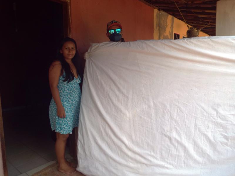 Município faz entrega de cestas de alimentos, roupas, e colchões as famílias dos Bairros Barragem e Cristo Rei - Imagem 62