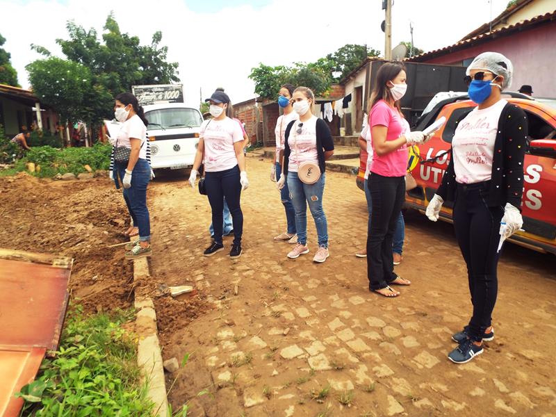 Município faz entrega de cestas de alimentos, roupas, e colchões as famílias dos Bairros Barragem e Cristo Rei - Imagem 12