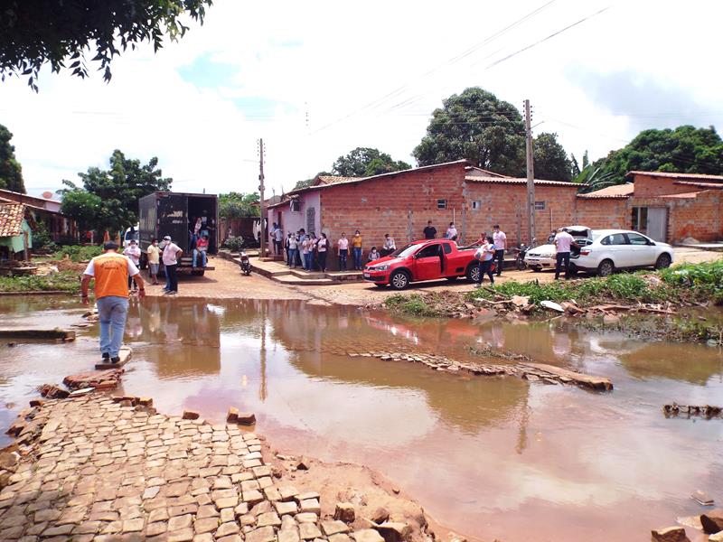 Município faz entrega de cestas de alimentos, roupas, e colchões as famílias dos Bairros Barragem e Cristo Rei - Imagem 43