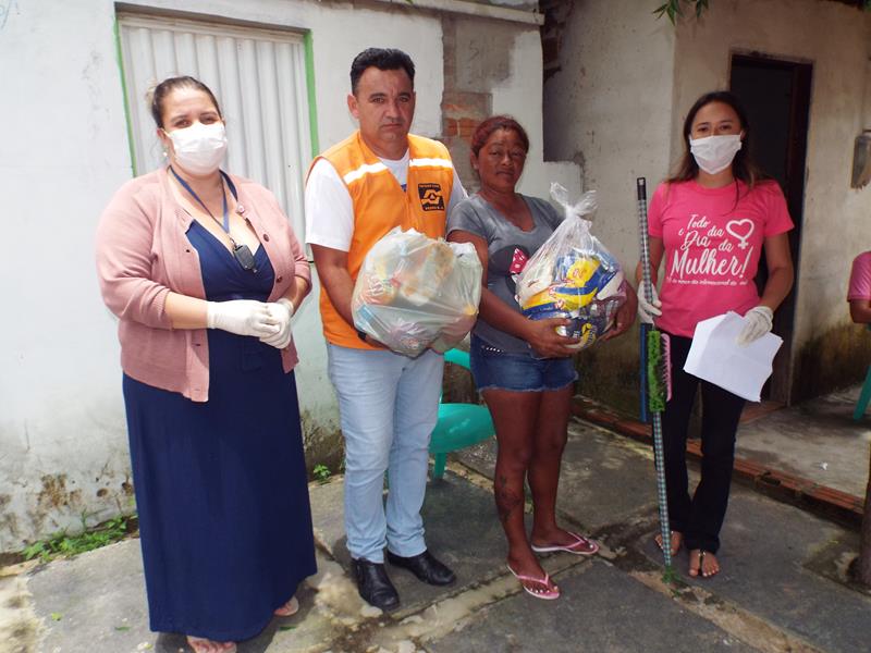 Município faz entrega de cestas de alimentos, roupas, e colchões as famílias dos Bairros Barragem e Cristo Rei - Imagem 38
