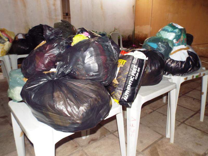 Município faz entrega de cestas de alimentos, roupas, e colchões as famílias dos Bairros Barragem e Cristo Rei - Imagem 10