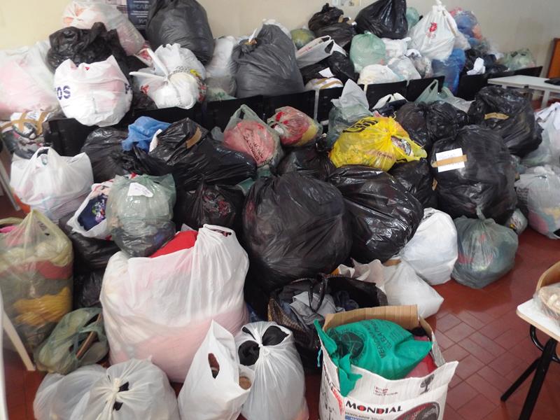 Município faz entrega de cestas de alimentos, roupas, e colchões as famílias dos Bairros Barragem e Cristo Rei - Imagem 1