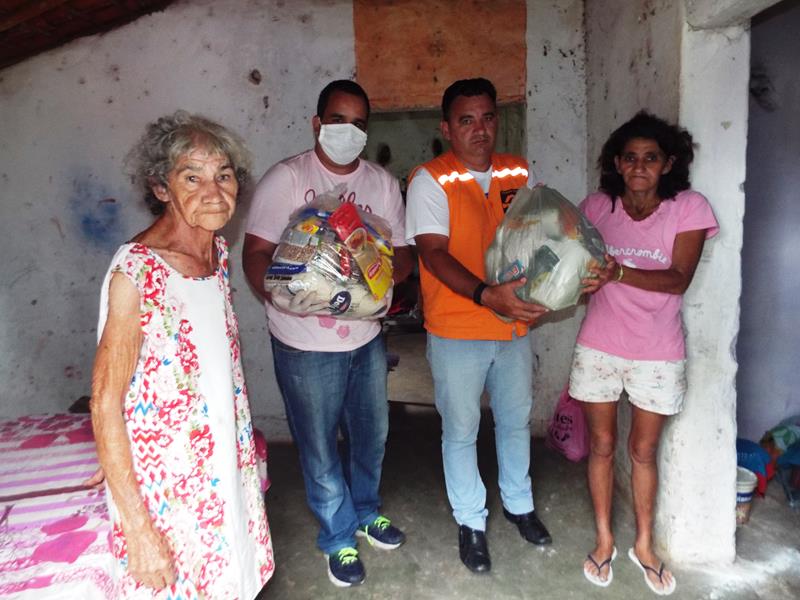 Município faz entrega de cestas de alimentos, roupas, e colchões as famílias dos Bairros Barragem e Cristo Rei - Imagem 20