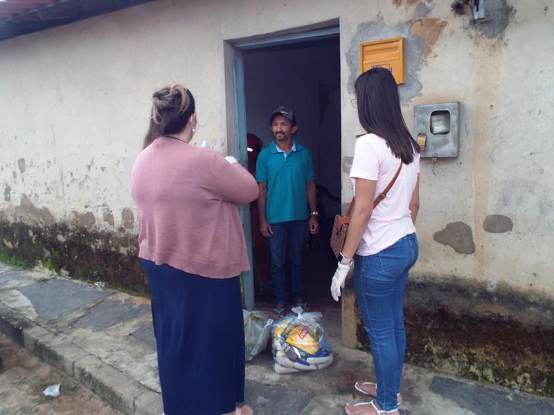 Município faz entrega de cestas de alimentos, roupas, e colchões as famílias dos Bairros Barragem e Cristo Rei - Imagem 33