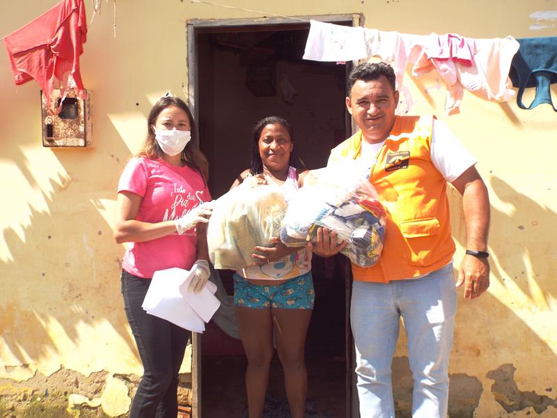 Município faz entrega de cestas de alimentos, roupas, e colchões as famílias dos Bairros Barragem e Cristo Rei - Imagem 58
