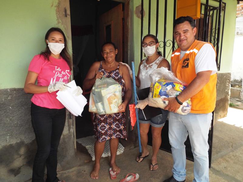 Município faz entrega de cestas de alimentos, roupas, e colchões as famílias dos Bairros Barragem e Cristo Rei - Imagem 45