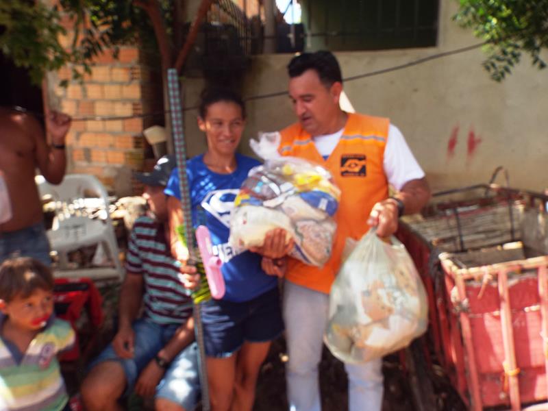 Município faz entrega de cestas de alimentos, roupas, e colchões as famílias dos Bairros Barragem e Cristo Rei - Imagem 57