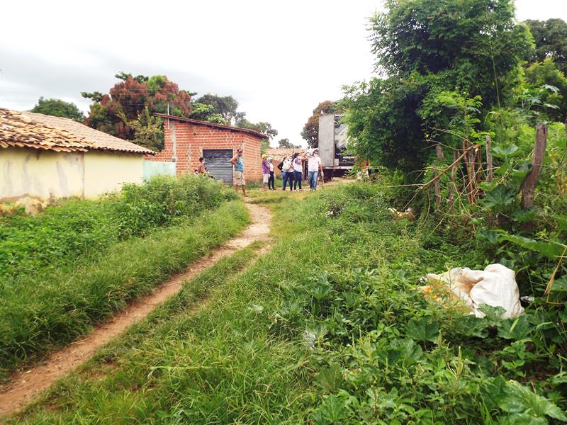 Município faz entrega de cestas de alimentos, roupas, e colchões as famílias dos Bairros Barragem e Cristo Rei - Imagem 21