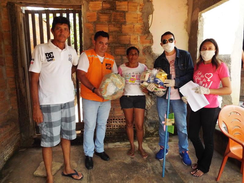 Município faz entrega de cestas de alimentos, roupas, e colchões as famílias dos Bairros Barragem e Cristo Rei - Imagem 44