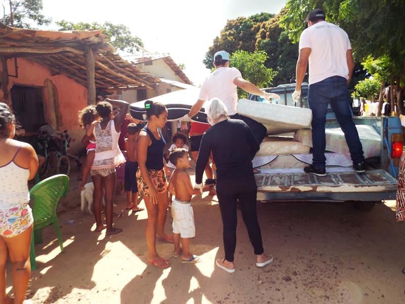 Município faz entrega de cestas de alimentos, roupas, e colchões as famílias dos Bairros Barragem e Cristo Rei - Imagem 69