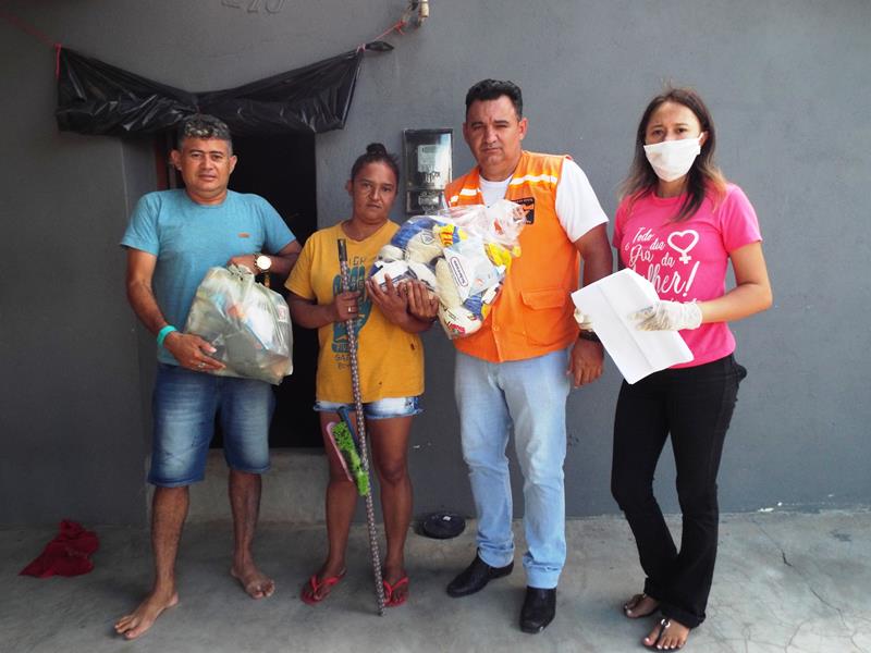 Município faz entrega de cestas de alimentos, roupas, e colchões as famílias dos Bairros Barragem e Cristo Rei - Imagem 48