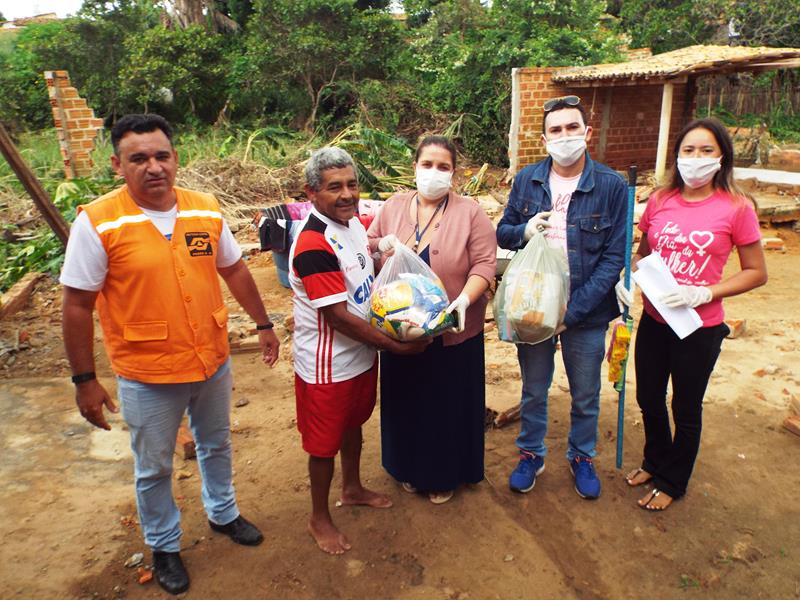 Município faz entrega de cestas de alimentos, roupas, e colchões as famílias dos Bairros Barragem e Cristo Rei - Imagem 27