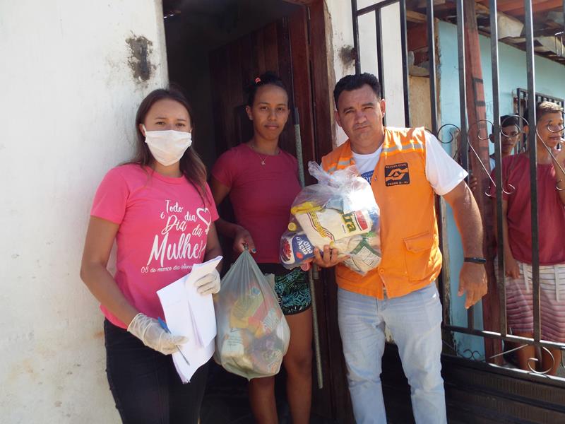 Município faz entrega de cestas de alimentos, roupas, e colchões as famílias dos Bairros Barragem e Cristo Rei - Imagem 53