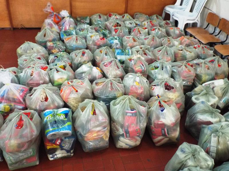 Município faz entrega de cestas de alimentos, roupas, e colchões as famílias dos Bairros Barragem e Cristo Rei - Imagem 4
