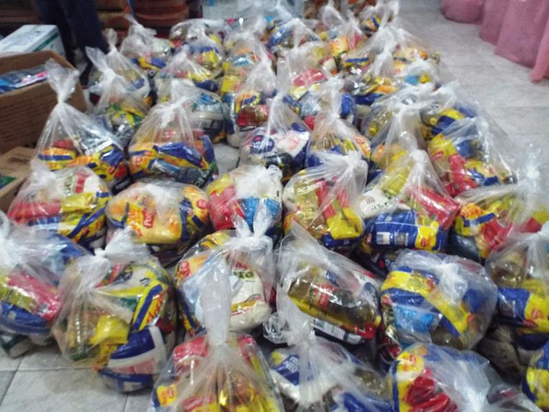 Município faz entrega de cestas de alimentos, roupas, e colchões as famílias dos Bairros Barragem e Cristo Rei - Imagem 7