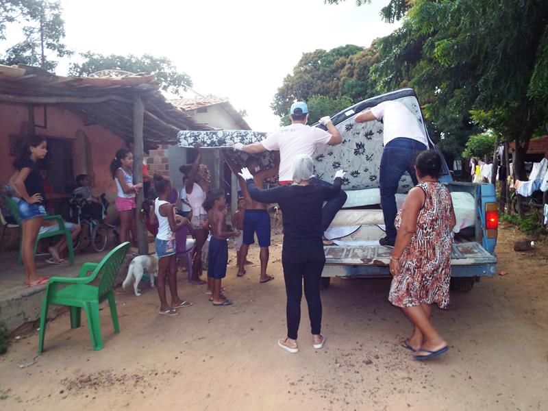 Município faz entrega de cestas de alimentos, roupas, e colchões as famílias dos Bairros Barragem e Cristo Rei - Imagem 68
