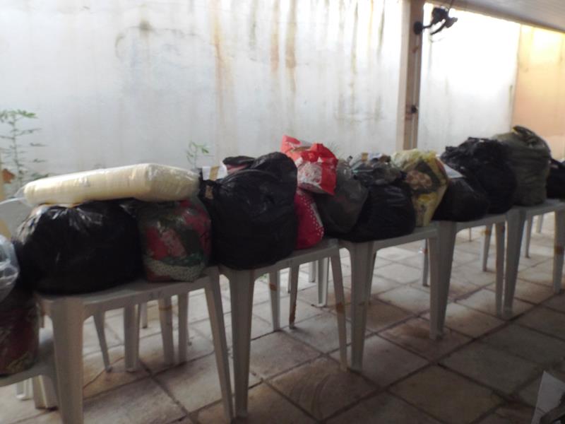 Município faz entrega de cestas de alimentos, roupas, e colchões as famílias dos Bairros Barragem e Cristo Rei - Imagem 8