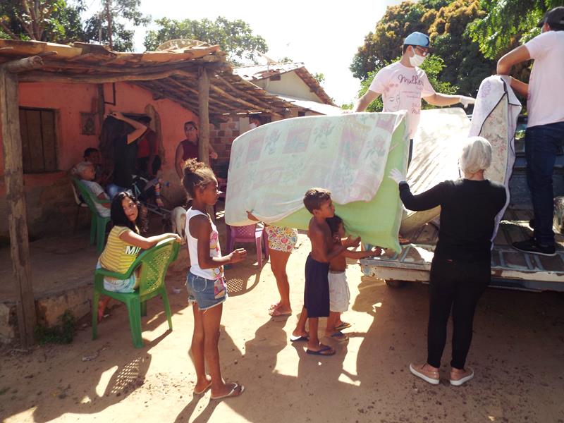 Município faz entrega de cestas de alimentos, roupas, e colchões as famílias dos Bairros Barragem e Cristo Rei - Imagem 71