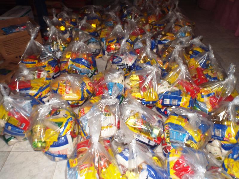 Município faz entrega de cestas de alimentos, roupas, e colchões as famílias dos Bairros Barragem e Cristo Rei - Imagem 6