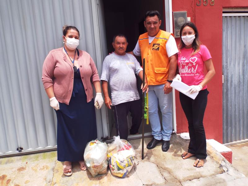 Município faz entrega de cestas de alimentos, roupas, e colchões as famílias dos Bairros Barragem e Cristo Rei - Imagem 40