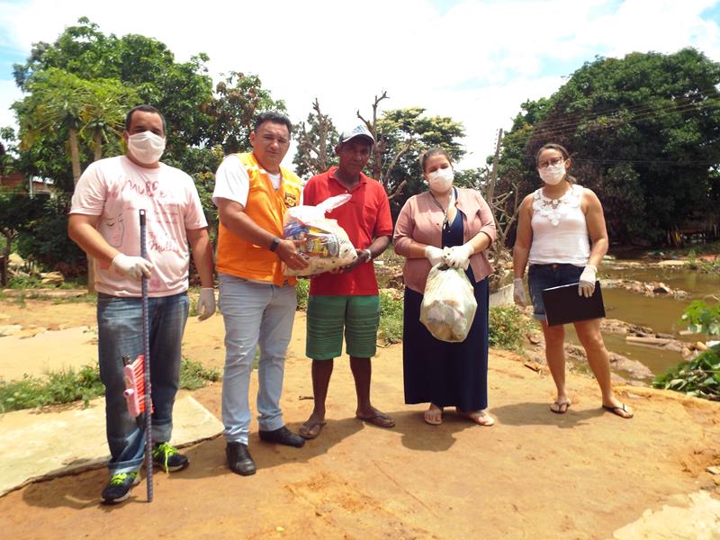 Município faz entrega de cestas de alimentos, roupas, e colchões as famílias dos Bairros Barragem e Cristo Rei - Imagem 42