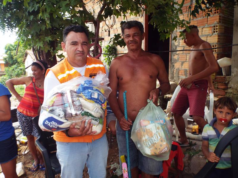 Município faz entrega de cestas de alimentos, roupas, e colchões as famílias dos Bairros Barragem e Cristo Rei - Imagem 59