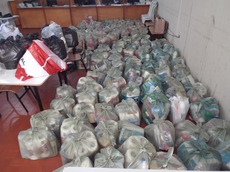 Município faz entrega de cestas de alimentos, roupas, e colchões as famílias dos Bairros Barragem e Cristo Rei - Imagem 2