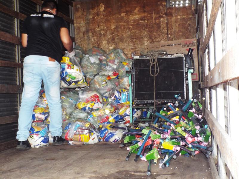 Município faz entrega de cestas de alimentos, roupas, e colchões as famílias dos Bairros Barragem e Cristo Rei - Imagem 14