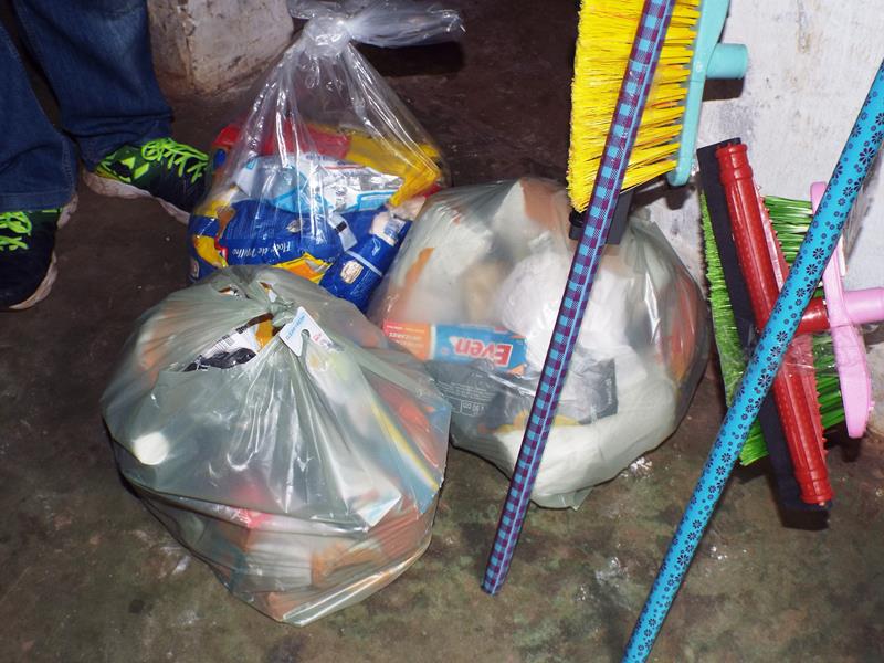 Município faz entrega de cestas de alimentos, roupas, e colchões as famílias dos Bairros Barragem e Cristo Rei - Imagem 23