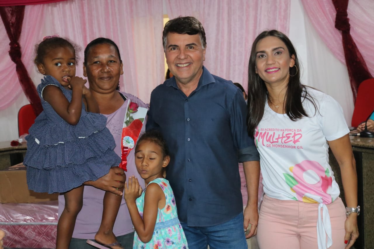 Mulheres de Monsenhor Gil ganham big festa em seu dia - Imagem 22