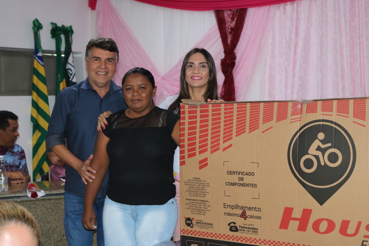 Mulheres de Monsenhor Gil ganham big festa em seu dia - Imagem 23
