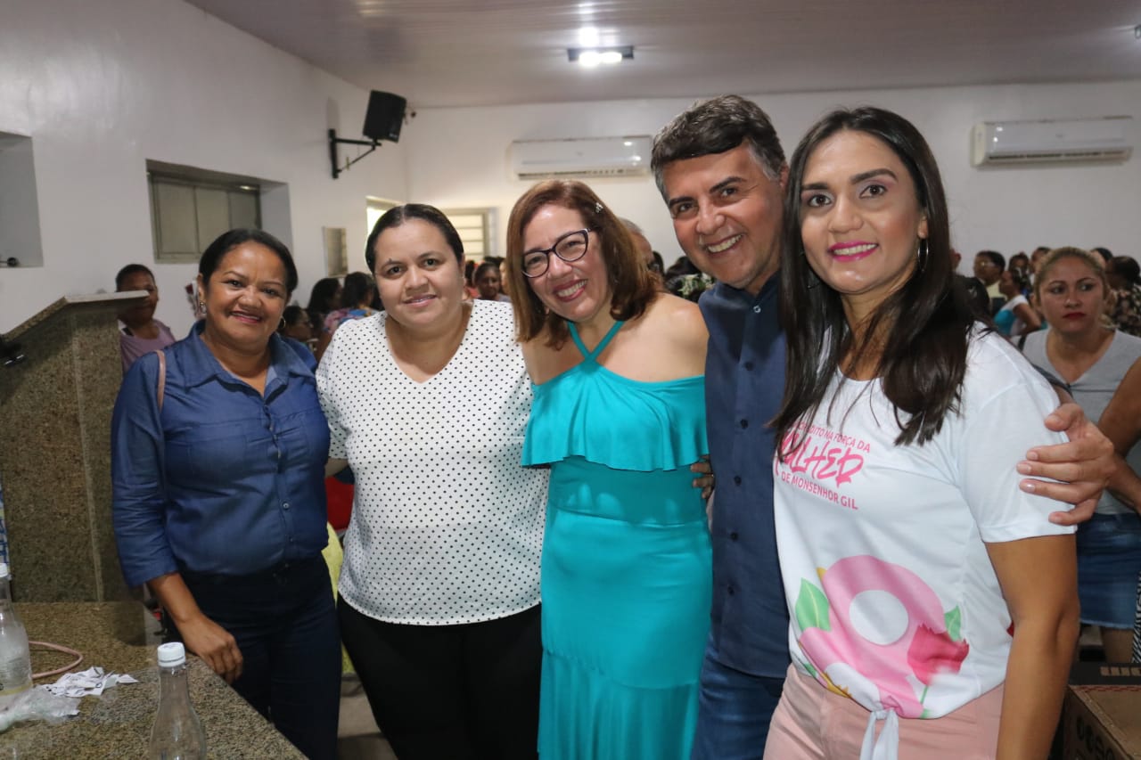 Mulheres de Monsenhor Gil ganham big festa em seu dia - Imagem 30