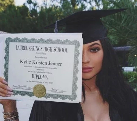 Veja celebridades que se formaram depois da fama e você não sabia