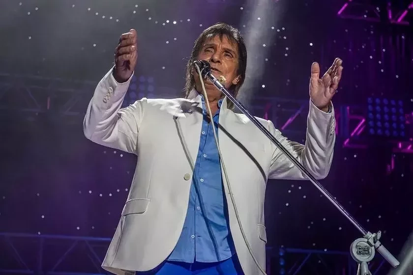 Piano e 10 músicas: saiba detalhes do show em live de Roberto Carlos - imagem 19126