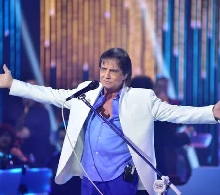 Piano e 10 músicas: saiba detalhes do show em live de Roberto Carlos