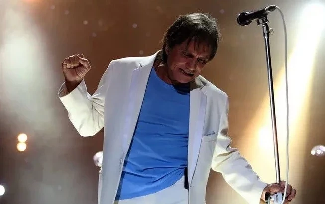 Piano e 10 músicas: saiba detalhes do show em live de Roberto Carlos - imagem 19125