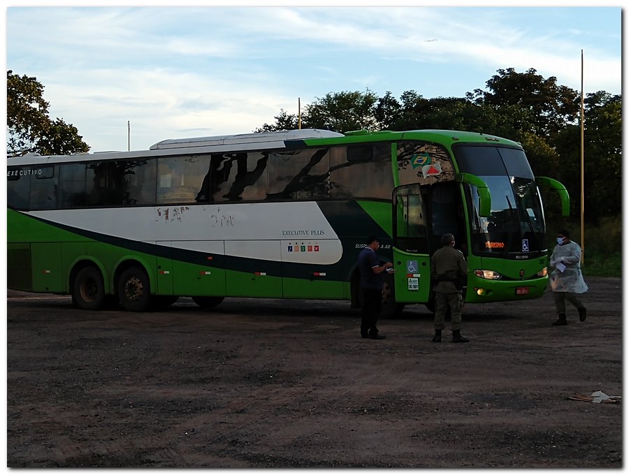 Mais um ônibus foi abordado pela equipe da saúde na tarde dessa segunda-feira (20) - Imagem 2