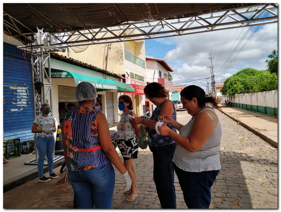Equipe de profissionais da Secretaria Municipal de Saúde distribuem mascaras  - Imagem 13